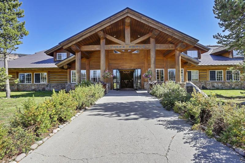 Headwater S Lodge Cabins At Flagg Ranch image
