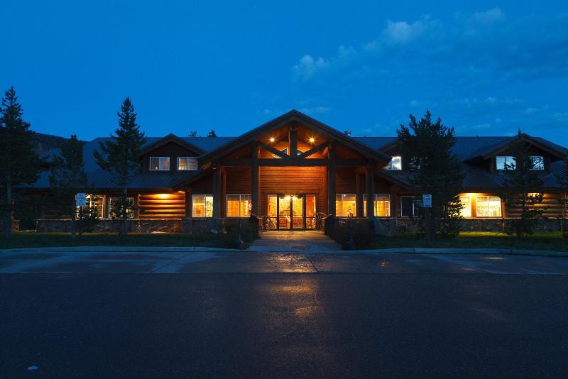 Headwater S Lodge Cabins At Flagg Ranch image