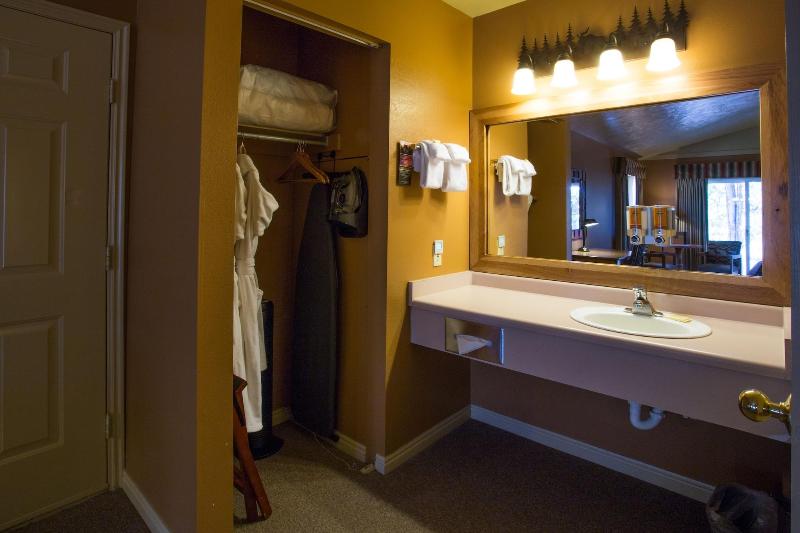 Headwater S Lodge Cabins At Flagg Ranch image