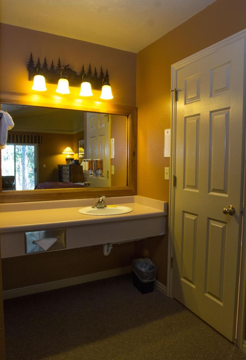 Headwater S Lodge Cabins At Flagg Ranch image
