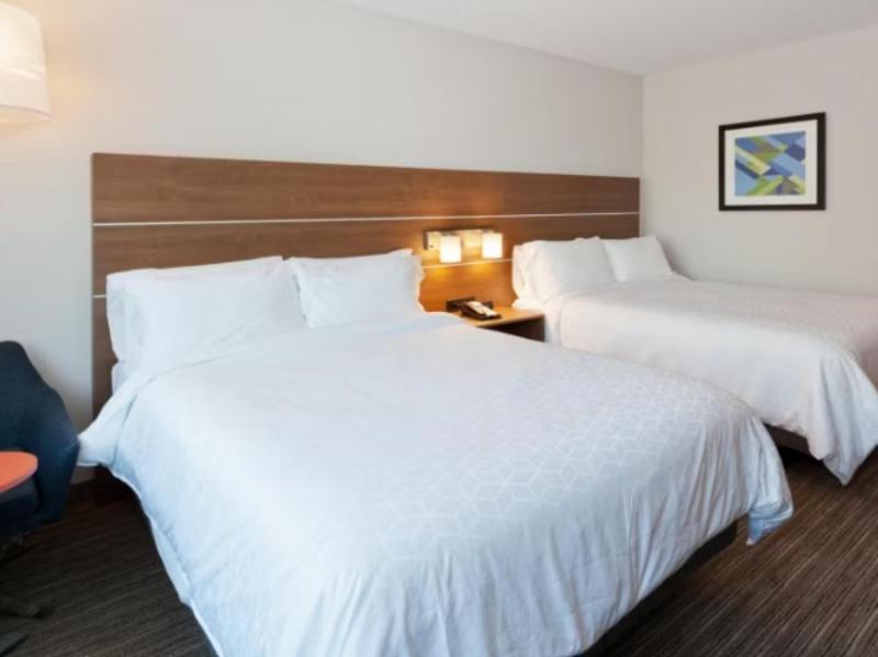 Holiday Inn Express & Suites Fayetteville - Image 2