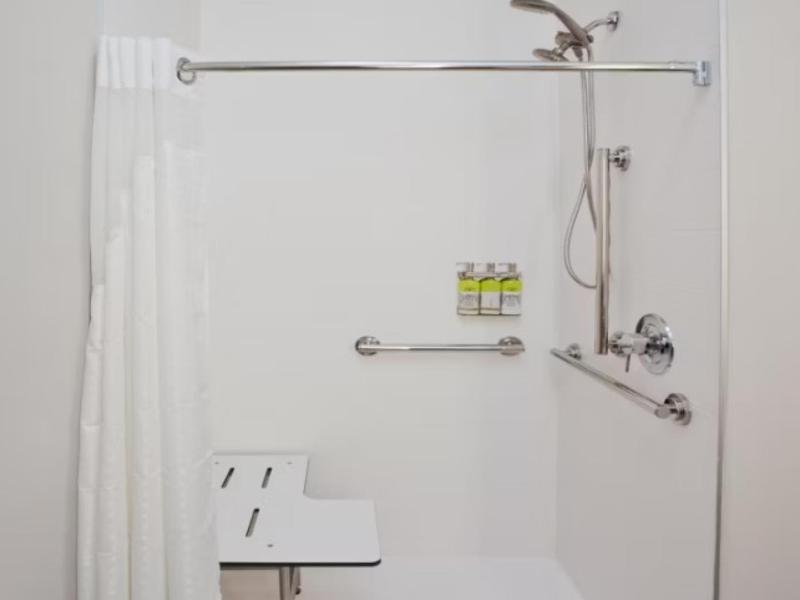 Holiday Inn Express & Suites Fayetteville - Image 3