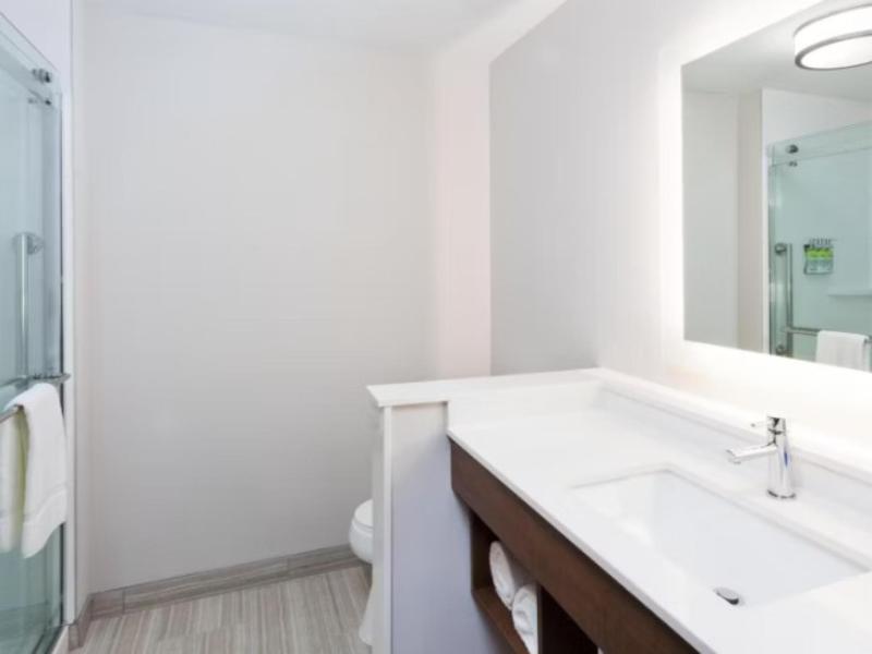 Holiday Inn Express & Suites Fayetteville - Image 4