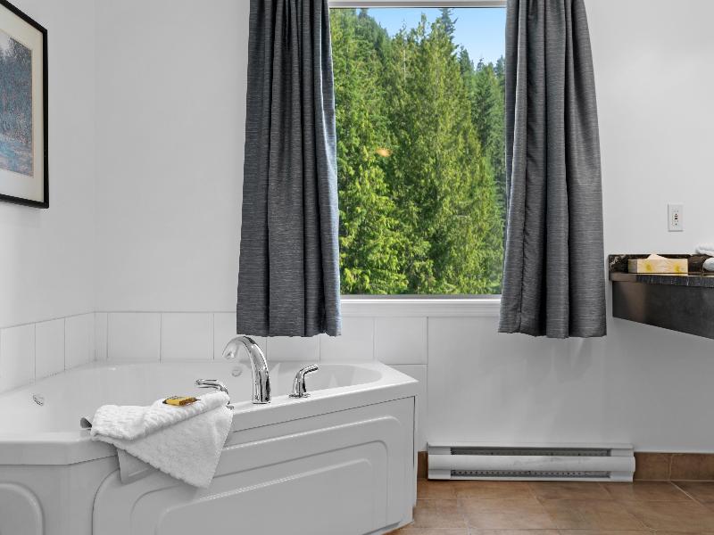 Kootenay Lakeview Resort , BW Signature Collection image