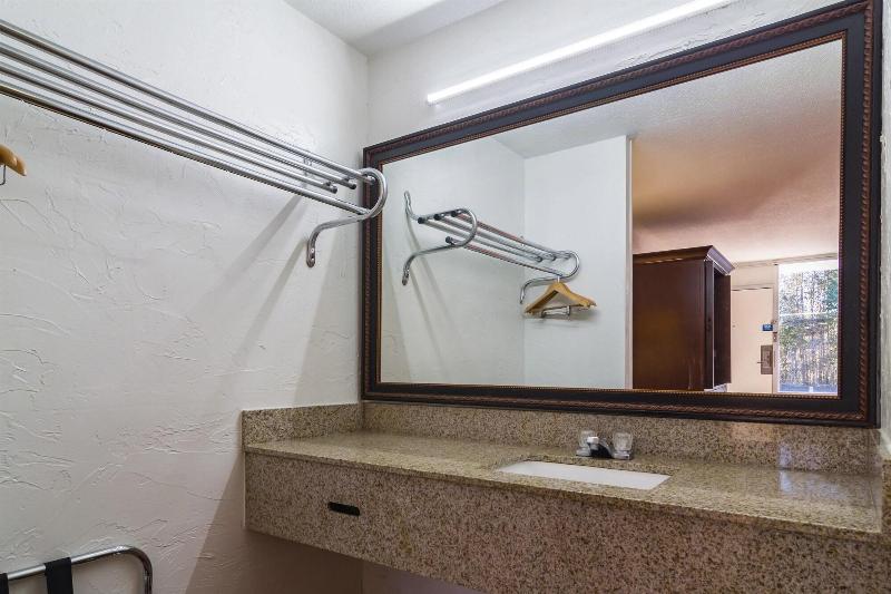 Motel 6 Townsend, Ga image
