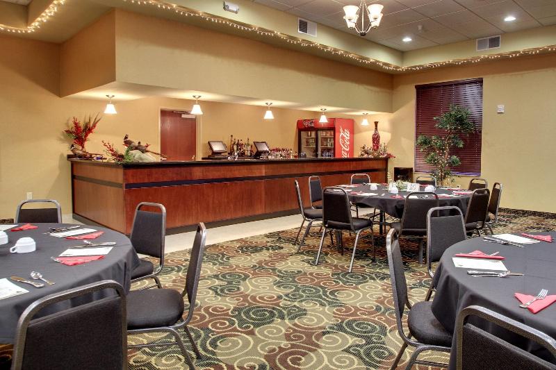 Cobblestone Hotel & Suites – Broken Bow image