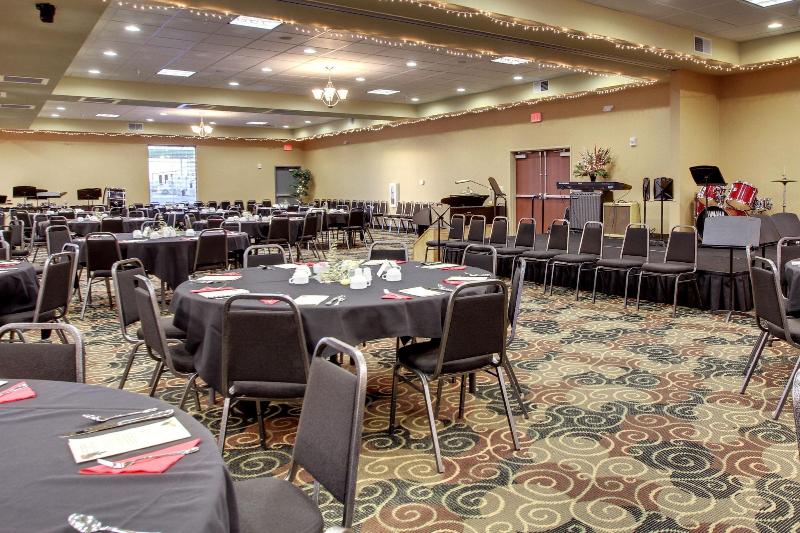Cobblestone Hotel & Suites – Broken Bow image 4