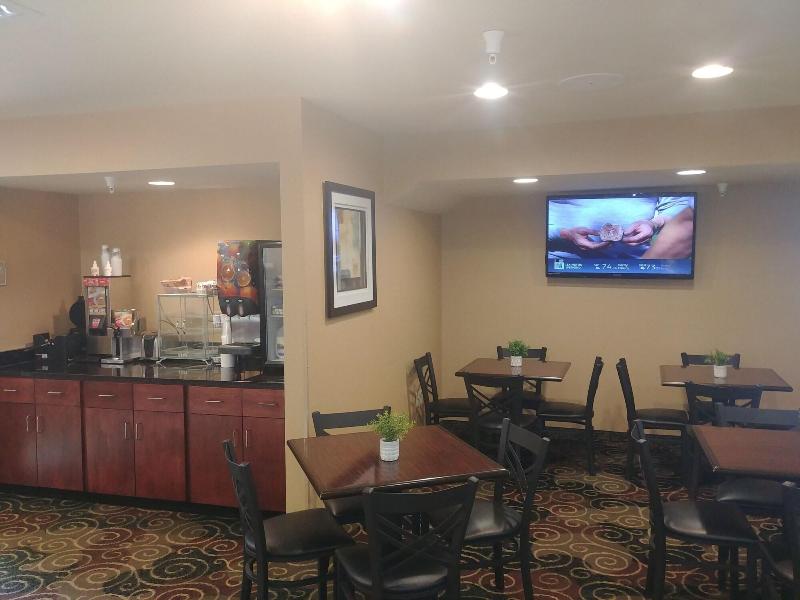 Cobblestone Hotel & Suites – Broken Bow image 2