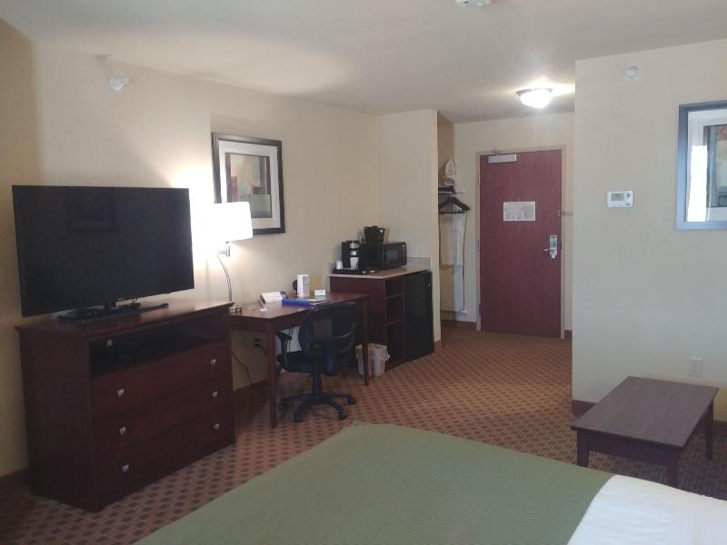 Cobblestone Hotel & Suites – Broken Bow image