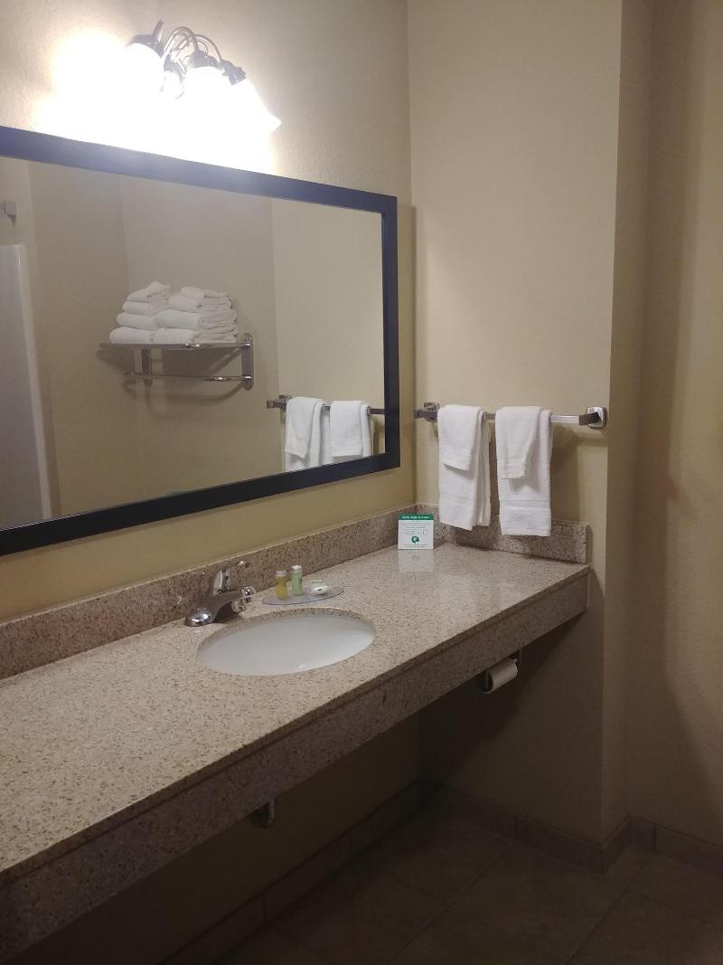 Cobblestone Hotel & Suites – Broken Bow image 3