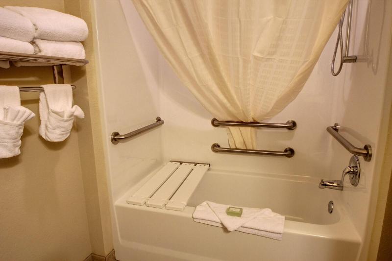 Cobblestone Hotel & Suites – Broken Bow image