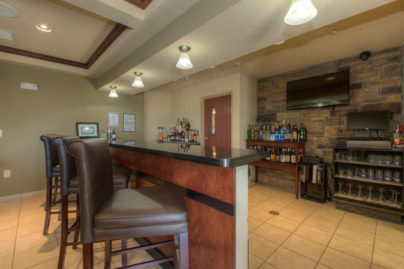 Cobblestone Inn & Suites - Holyoke image