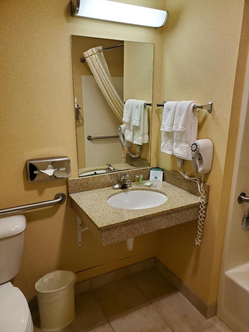 Boarders Inn & Suites by Cobblestone Hotels - Shaw image 9