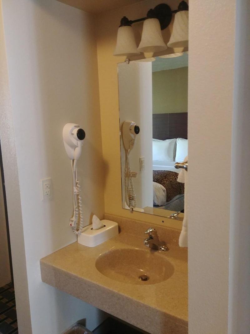 Boarders Inn & Suites by Cobblestone Hotels – Br image