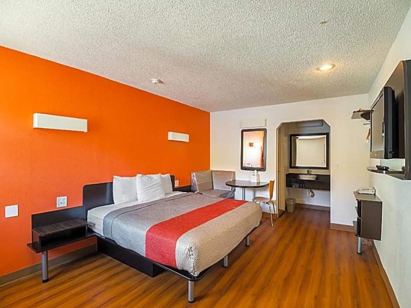 Motel 6 Blue Springs, MO image