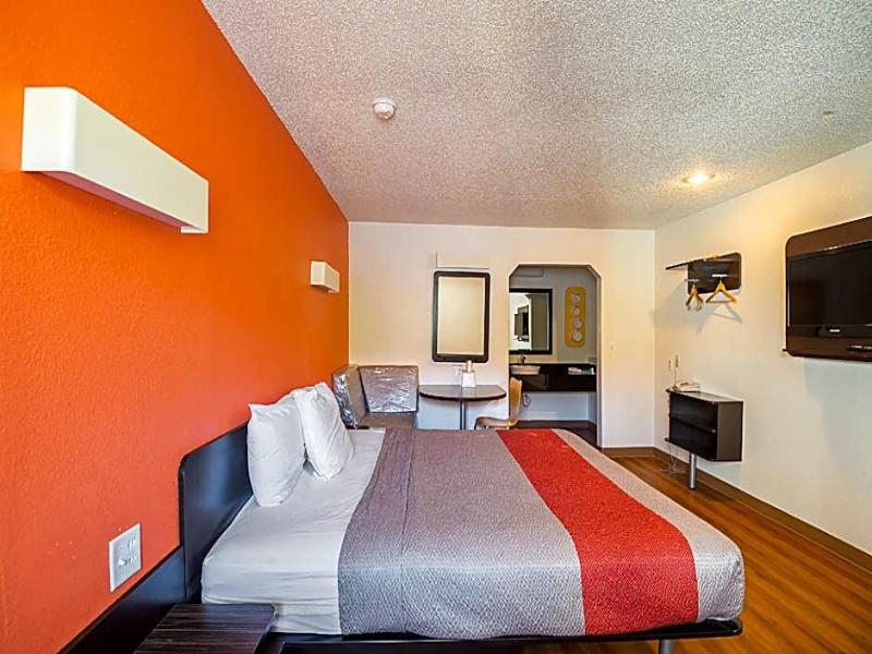 Motel 6 Blue Springs, MO image