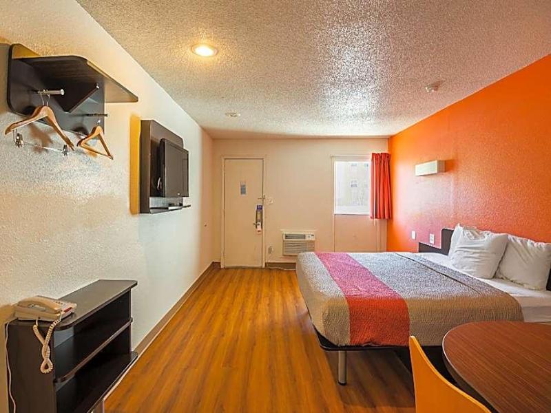 Motel 6 Blue Springs, MO image