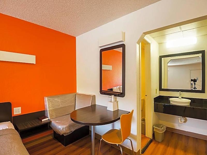Motel 6 Blue Springs, MO image