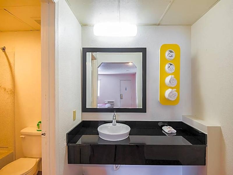 Motel 6 Blue Springs, MO image