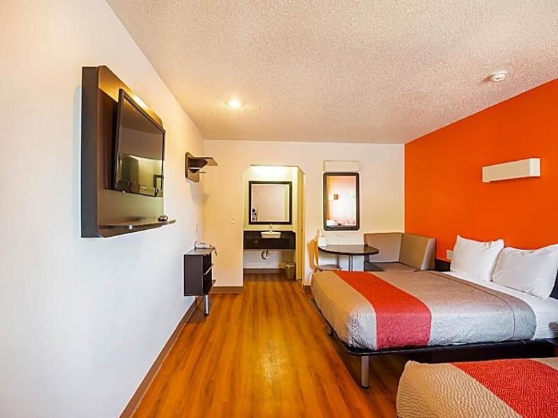 Motel 6 Blue Springs, MO image