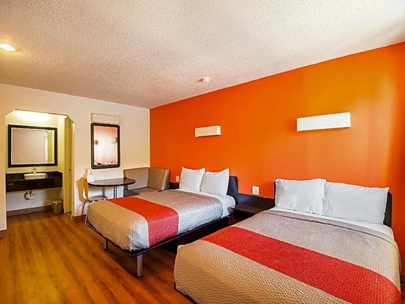 Motel 6 Blue Springs, MO image