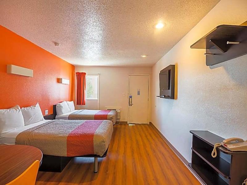 Motel 6 Blue Springs, MO image