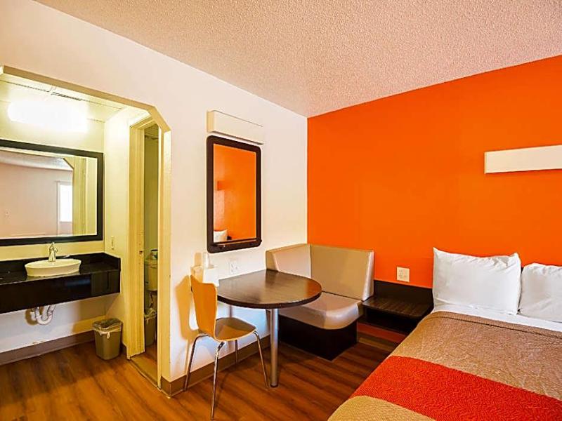 Motel 6 Blue Springs, MO image