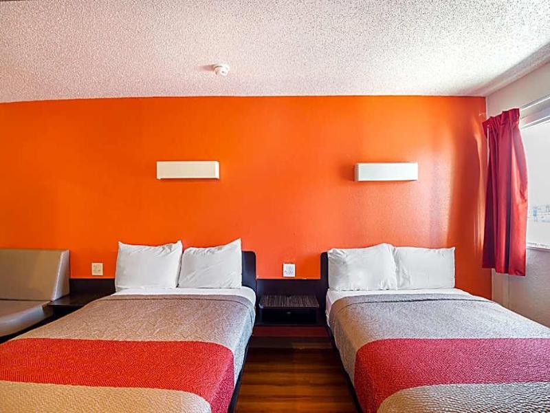 Motel 6 Blue Springs, MO image