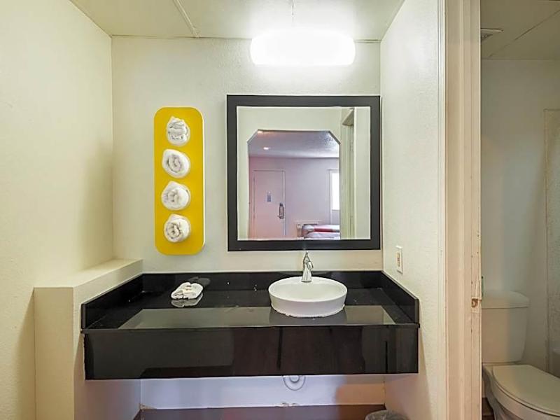 Motel 6 Blue Springs, MO image