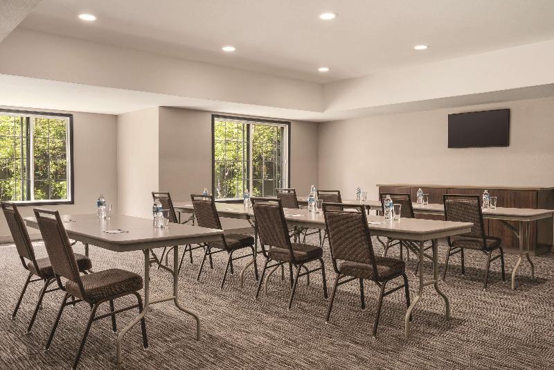 Country Inn & Suites by Radisson, Detroit Lakes, M image