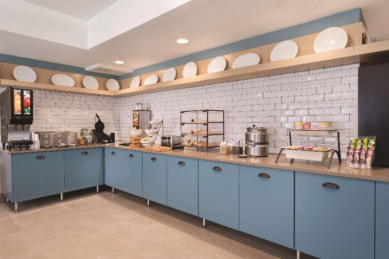 Country Inn & Suites by Radisson, Detroit Lakes, M image