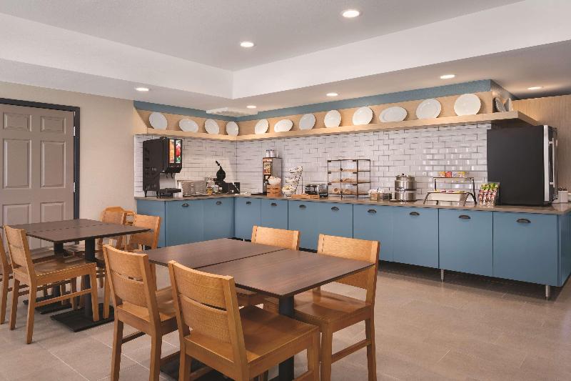 Country Inn & Suites by Radisson, Detroit Lakes, M image