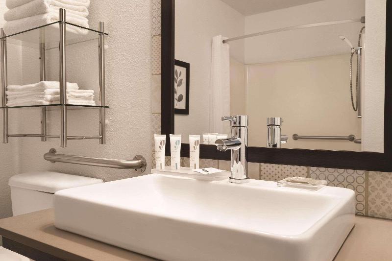 Country Inn & Suites by Radisson, Detroit Lakes, M image