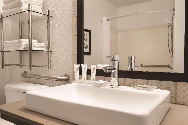 Country Inn & Suites by Radisson, Detroit Lakes, M image