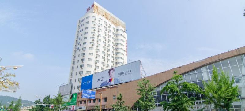 Hanting Express Dandong Train Station image
