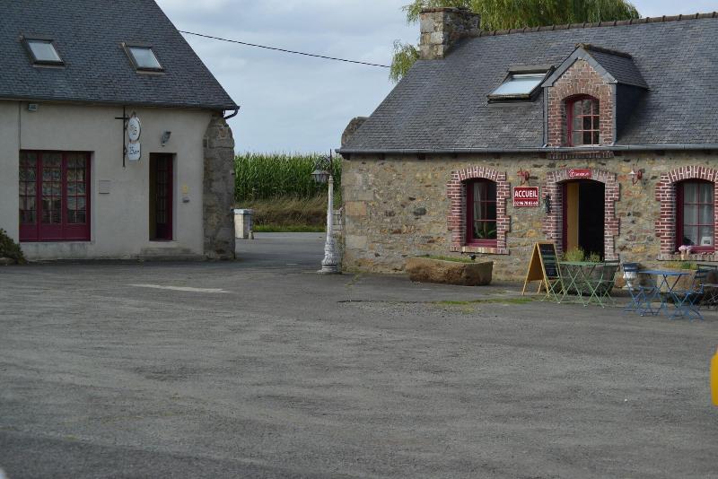Logis Hôtel Le Relais De Beaucemaine image