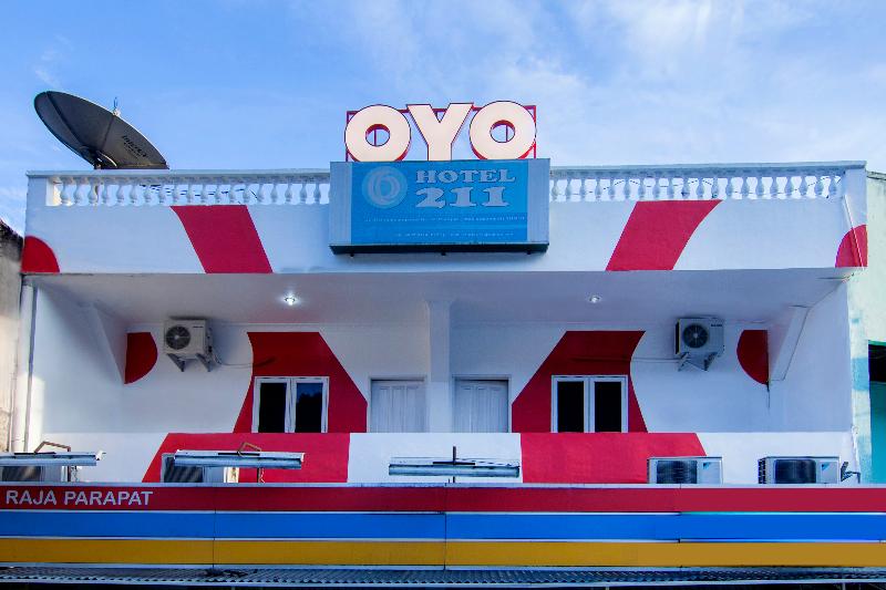 OYO 2045 Hotel 211