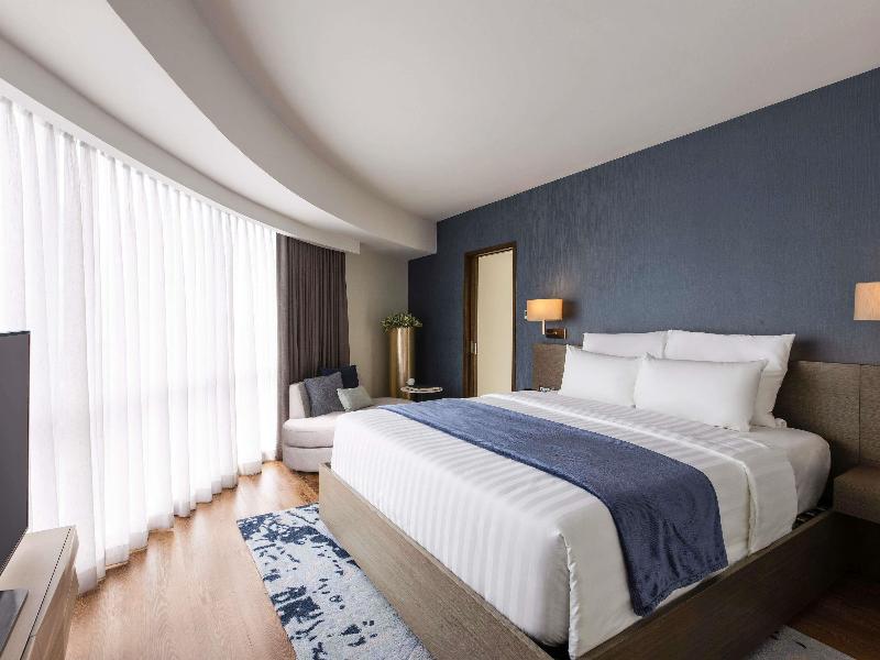 Novotel Suites Manila At Acqua image