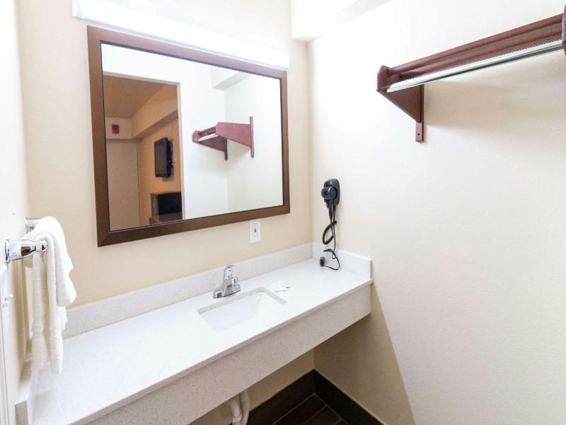 Magnuson Extended Stay and Suites Airport Hotel image