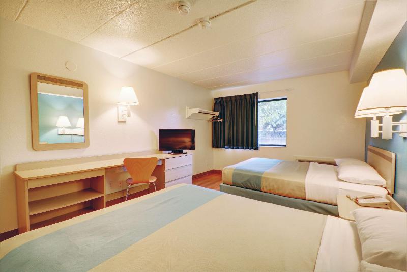 Motel 6 Newport, Ri image