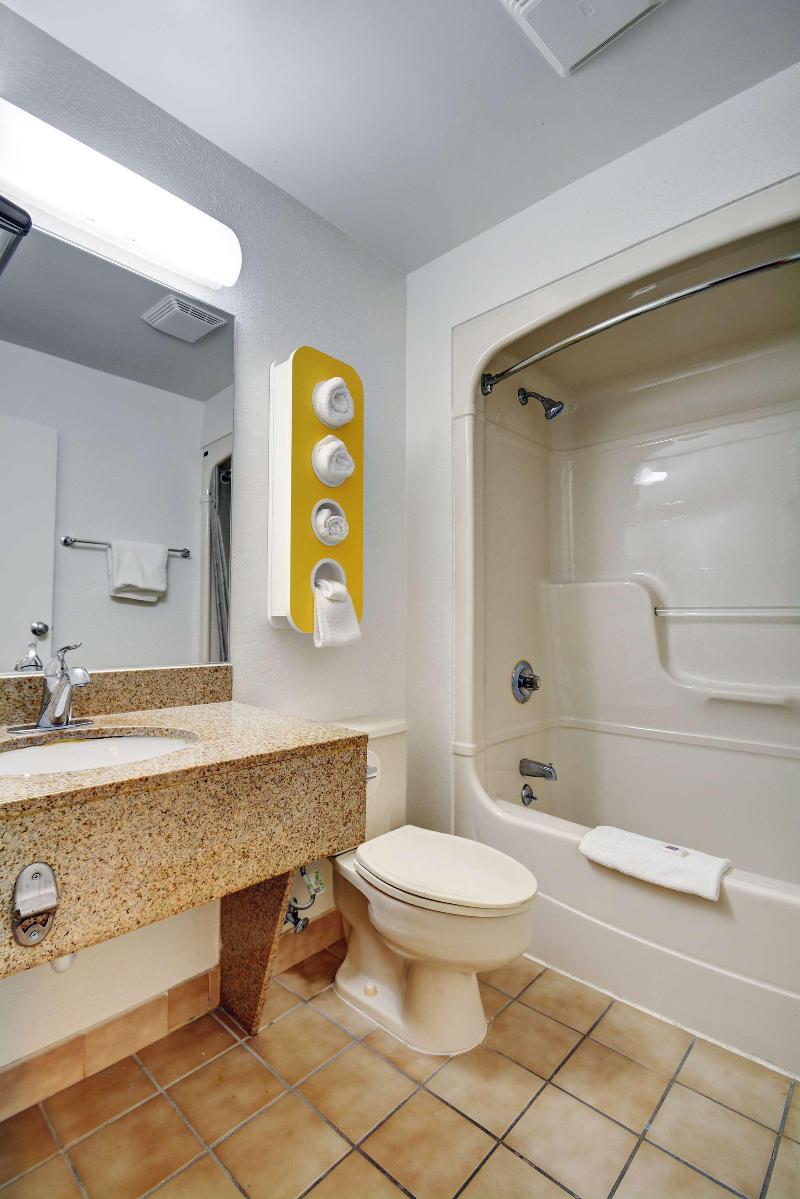 Motel 6 Newport, Ri image