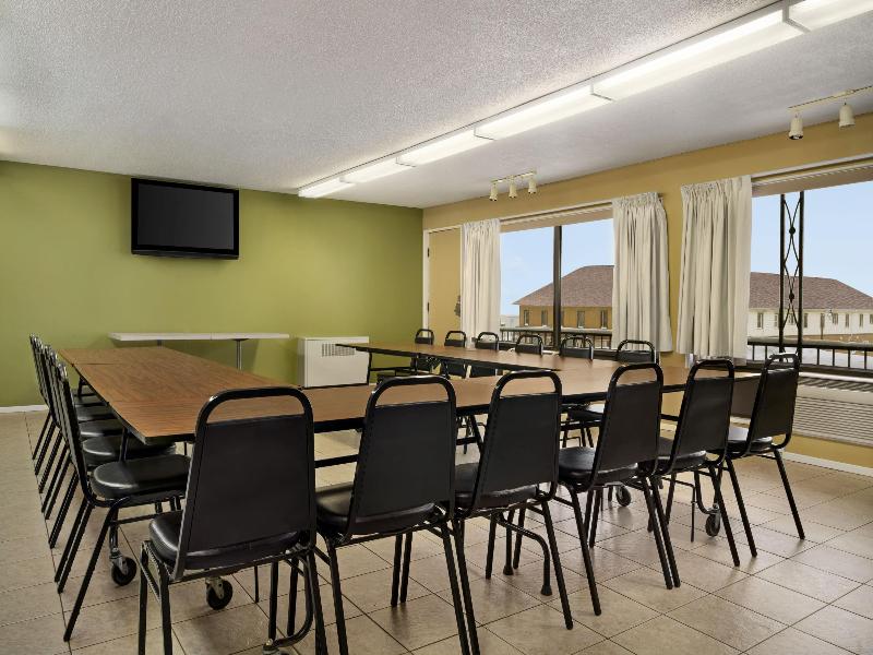 Super 8 By Wyndham Hearst On