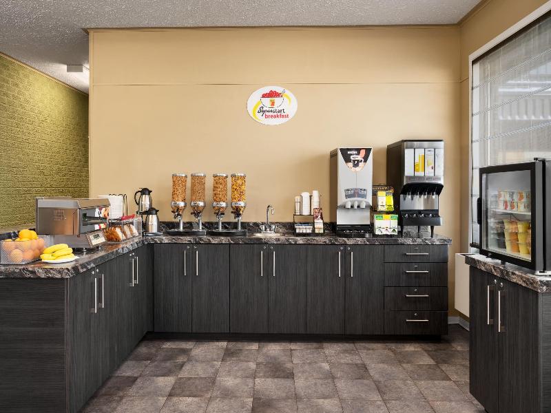 Super 8 By Wyndham Hearst On