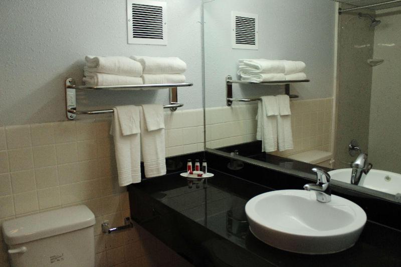 Travelodge By Wyndham Water'S Edge Hotel - Racin image