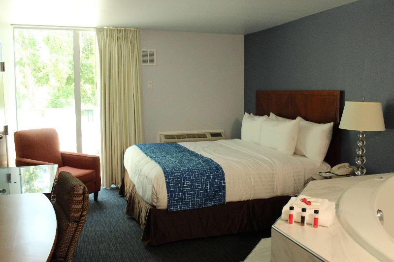 Travelodge By Wyndham Water'S Edge Hotel - Racin image