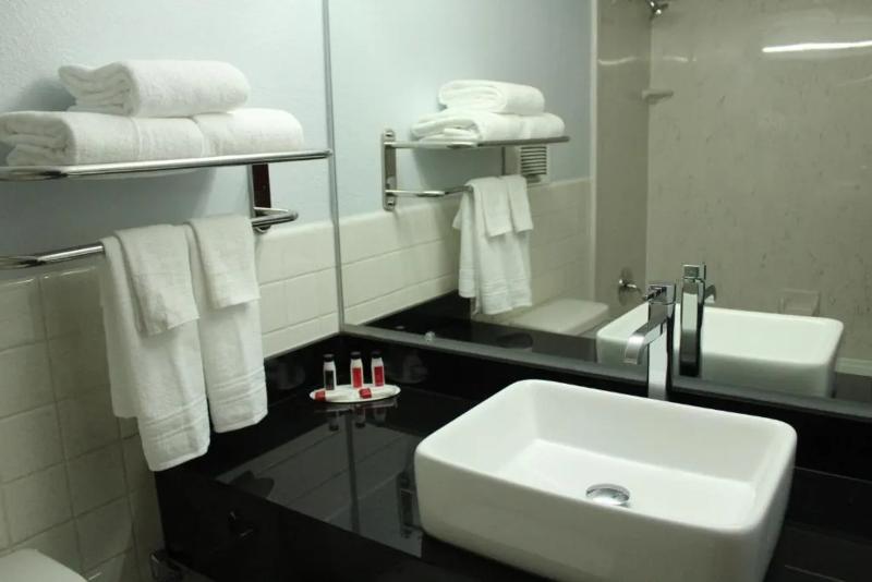 Travelodge By Wyndham Water'S Edge Hotel - Racin image