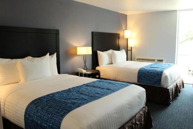 Travelodge By Wyndham Water'S Edge Hotel - Racin image