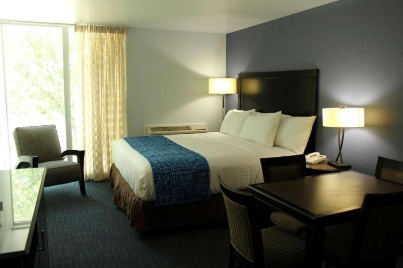 Travelodge By Wyndham Water'S Edge Hotel - Racin image
