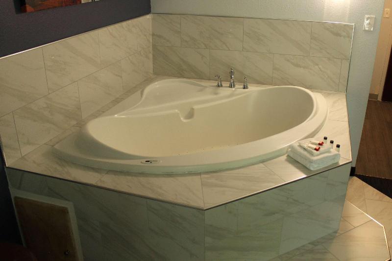 Travelodge By Wyndham Water'S Edge Hotel - Racin image