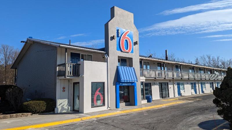 Motel 6 Leominster, Ma image